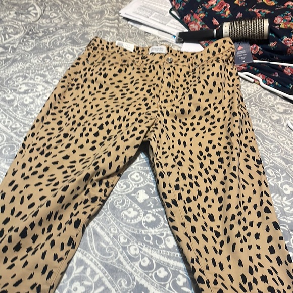 High rise skinny pants are a precious addition to any wardrobe. - Picture 3 of 3